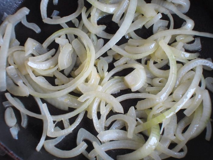 Блинчики на гречневой муке с куриной печенью и карамелизированным луком