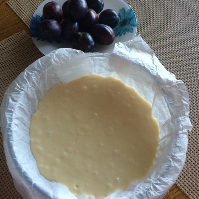 Сливовый пирог на йогурте с семечками