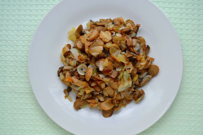 Пирог с молодым луком и грибами