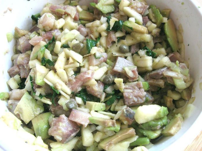 Салат с яблоком, сельдью и авокадо