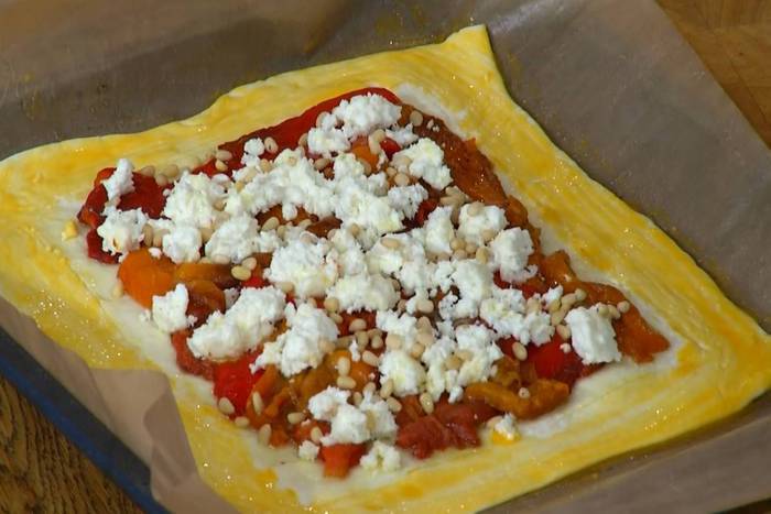 Пирог с козьим сыром и запеченным перцем 
