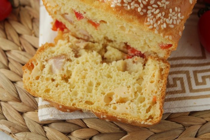 Кекс с варено-копченой куриной грудкой, сыром и сладким перцем