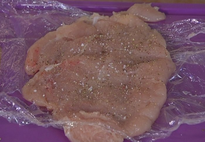 Ароматный салат из брокколи и курицы 