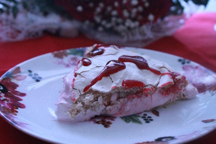 Ореховый торт-безе с малиновым кремом