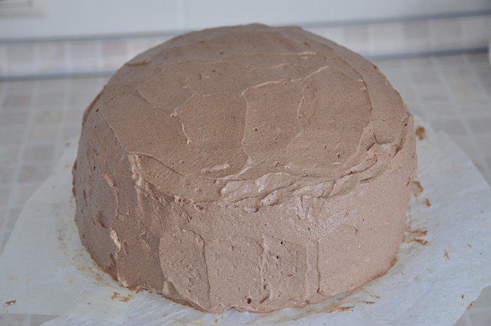 Шоколадный торт с кофейным кремом и хрустящими конфетками 