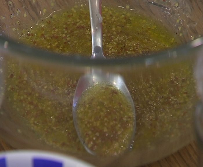 Жареный сулугуни с руколой и вяленой клюквой 