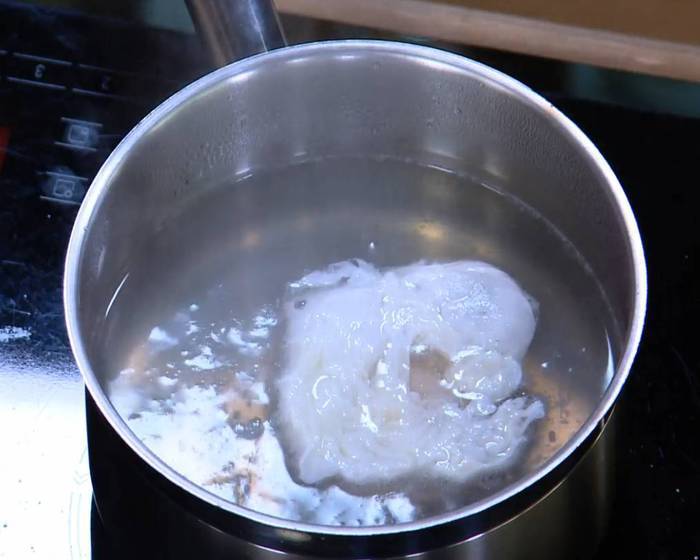 Куриный бульон с яйцом и беконом 