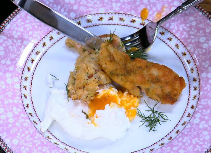 Рыбные пальчики с яйцом пашот 
