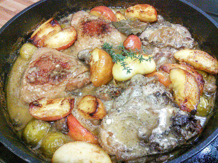 Курица, тушенная в сидре с яблоками 