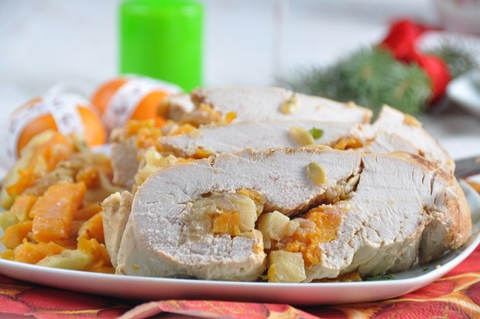 Филе индейки, запеченное в рукаве с тыквой и яблоками