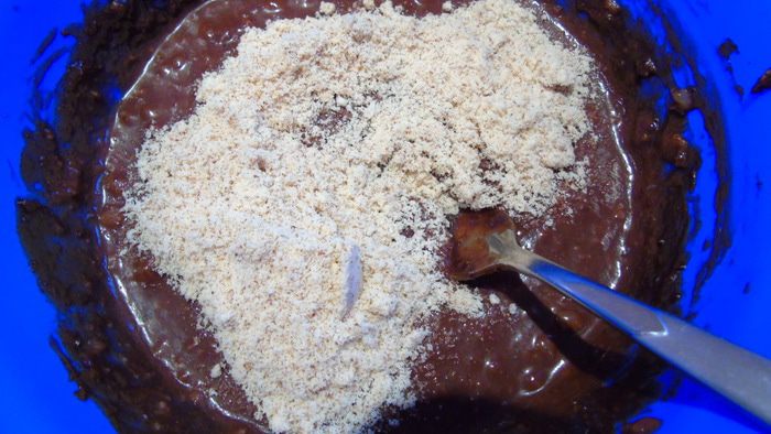 Тарт с шоколадным кремом и сливами
