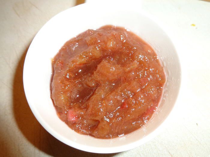 Сахарное печенье с курдом из ревеня, глазированное помадкой