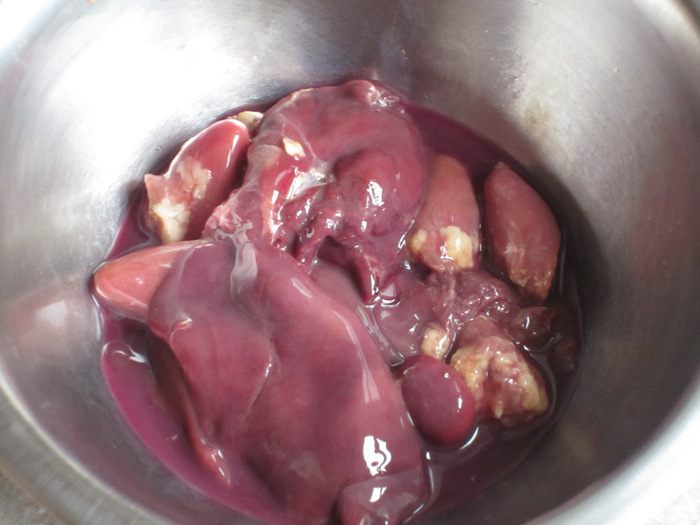 Блинчики на гречневой муке с куриной печенью и карамелизированным луком