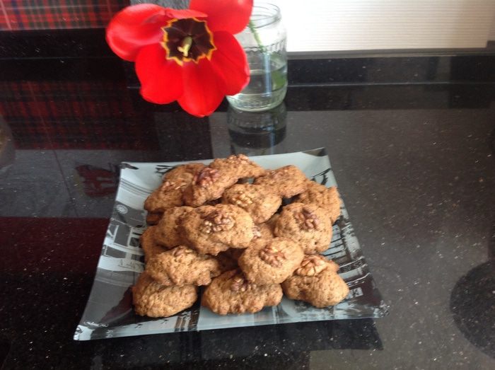 Шоколадное печенье с орешком