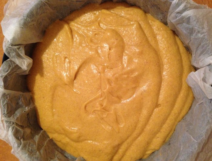 Тыквенный пирог с орехами, шоколадом и соленой карамелью