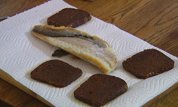 Бутерброд с белой рыбой и соусом из йогурта и каперсов 