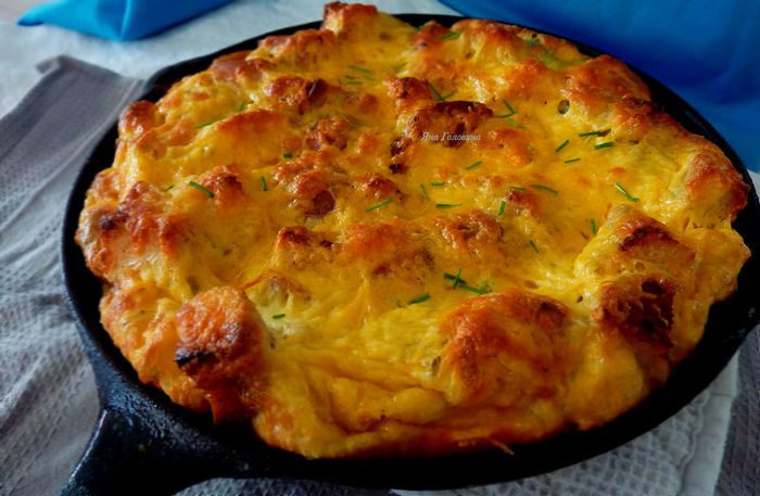 Фриттата с грибами, чеддером и тостами 