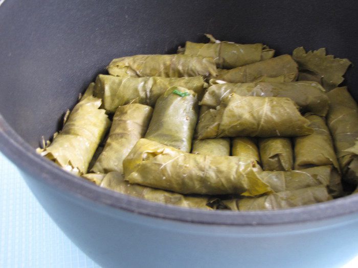 Долма с рисом, изюмом и кедровыми орешками
