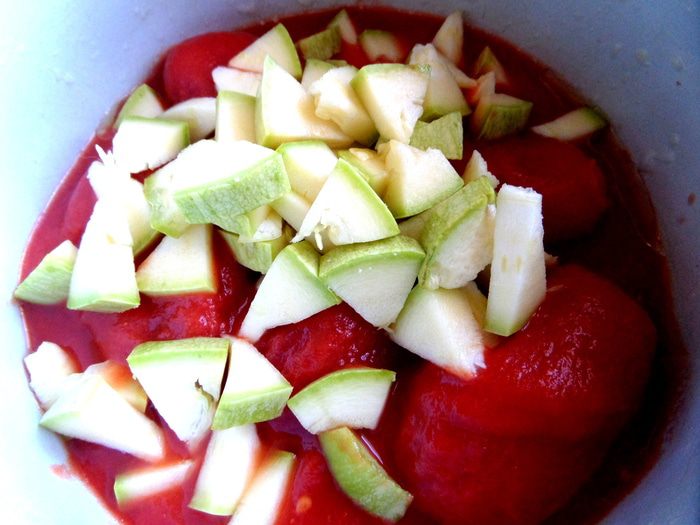 Баварские колбаски с итальянской пастой под сырным штрейзелем