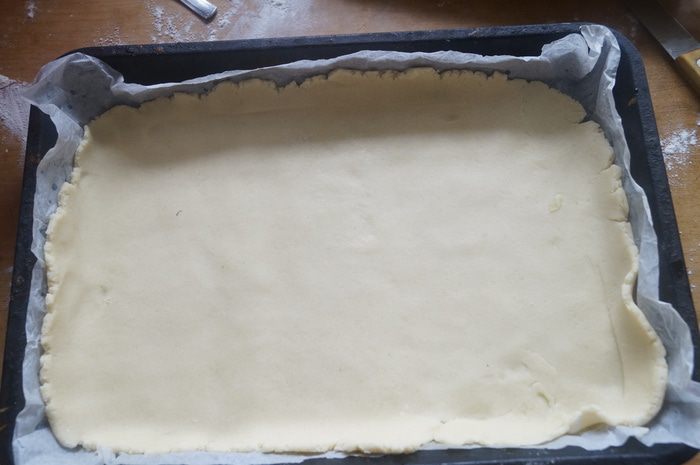 Пирог из творожного теста с яблоками