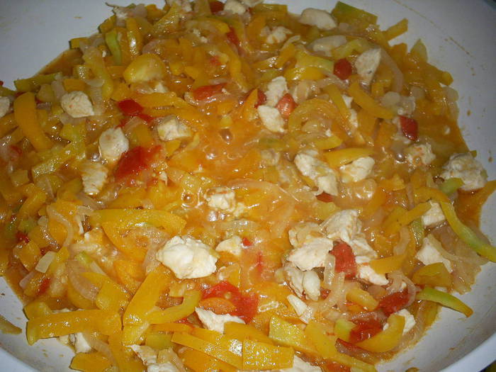 Сытный омлет с овощами и курицей