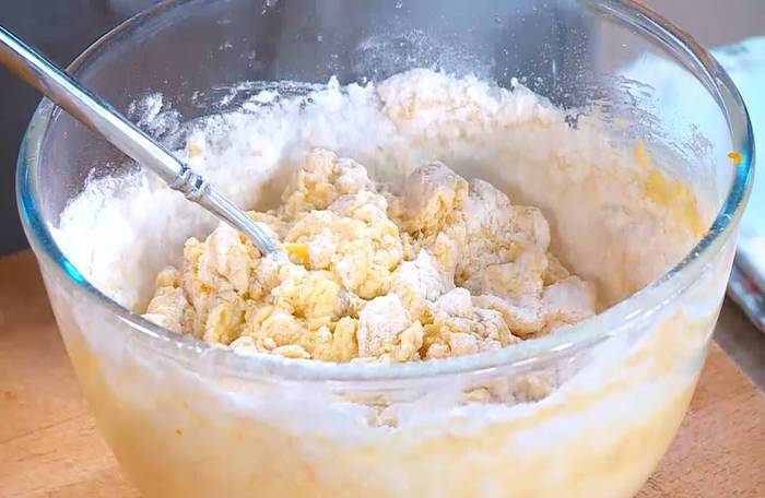 Кекс с апельсином, курагой и кедровыми орешками 
