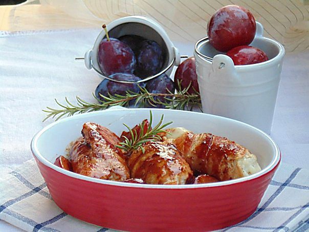 Куриные рулетики в беконе со сливовым соусом