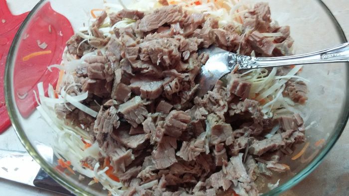 Мясной салат с капустой и морковью