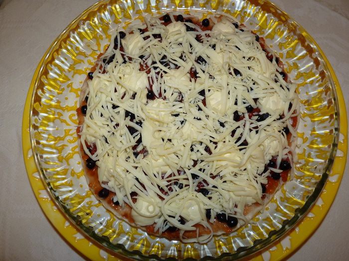 Сладкая пицца с черникой