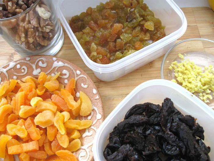 Кольцевой пирог с айвой, сухофруктами и орехами