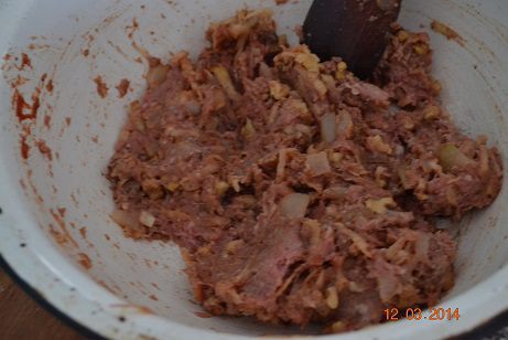 Мясной пирог с изюмом, яблоком и орехами