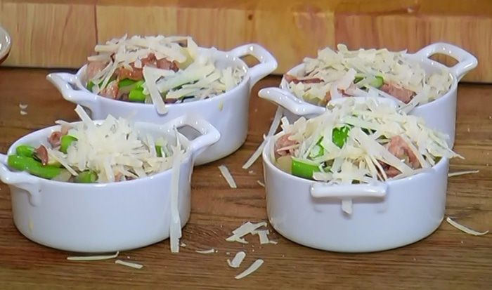 Спаржа с грибами и беконом под сырной корочкой