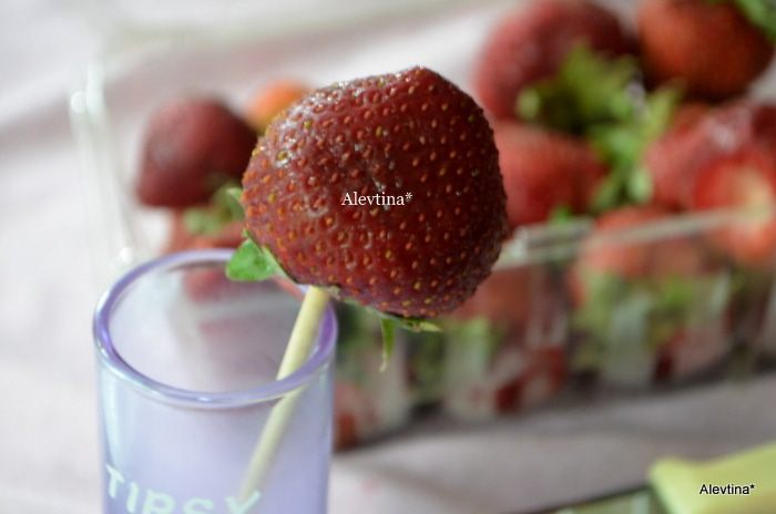 Розочки из клубники для украшения