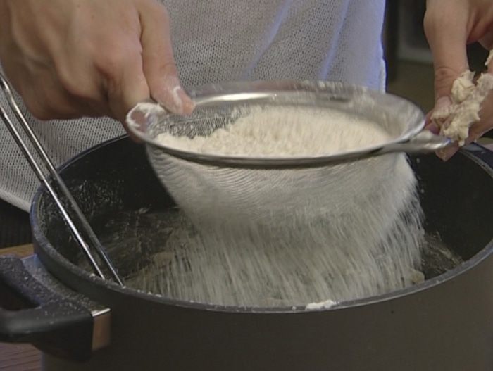 Кулич с миндалем и изюмом