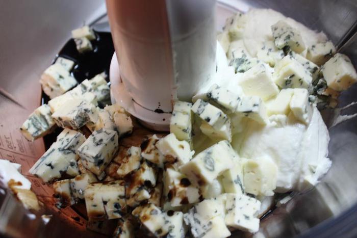 Чизкейк с голубым сыром и пьяной грушей