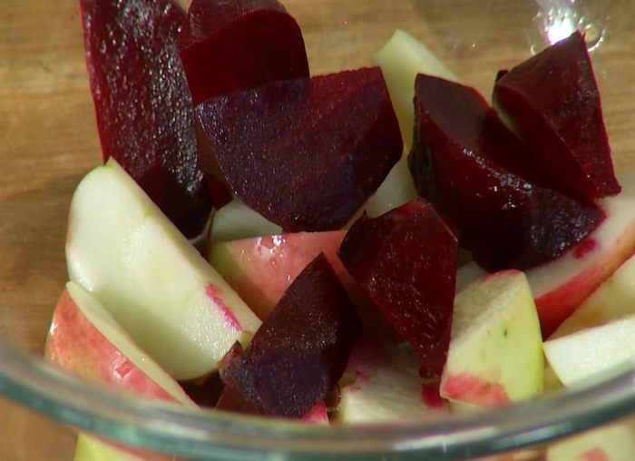Салат с яблоками, свеклой и копченой скумбрией 