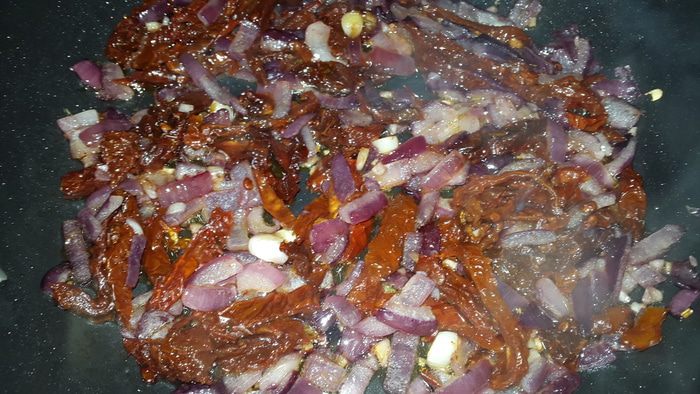 Фарфалле с тунцом и вялеными томатами