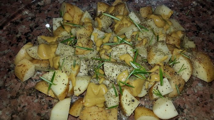 Молодой картофель, запеченный с домашней горчицей и розмарином