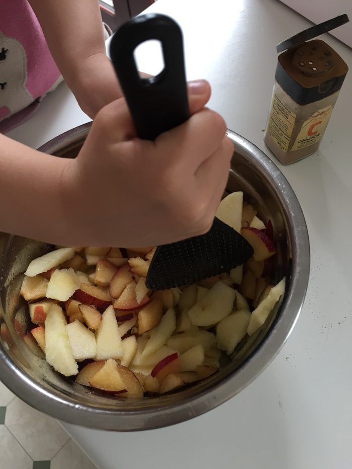 Яблочно-сливовый штрудель с ванильным соусом