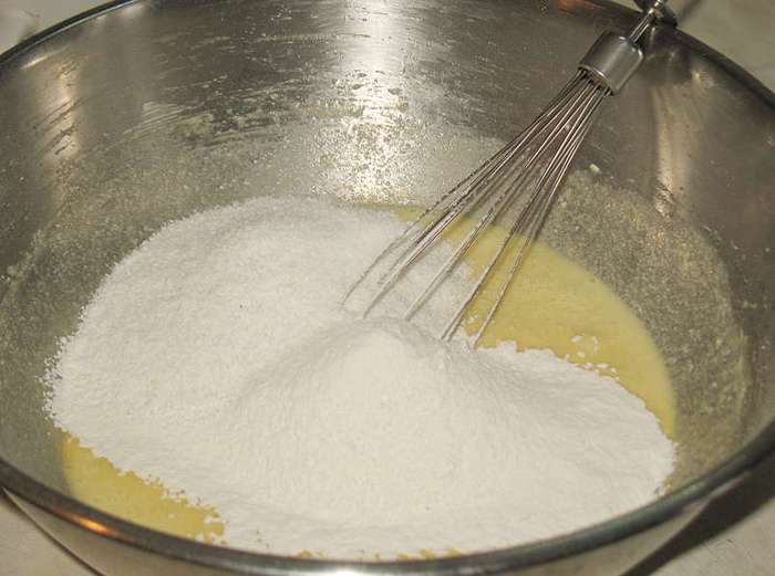 Клубнично-кокосовые маффины со сливочным кремом