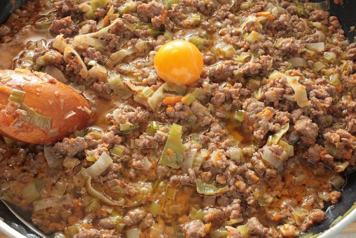 Запеканка из говяжьего фарша с луком-пореем и картофелем
