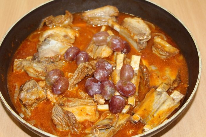 Бараньи ребра с баклажанами и виноградом