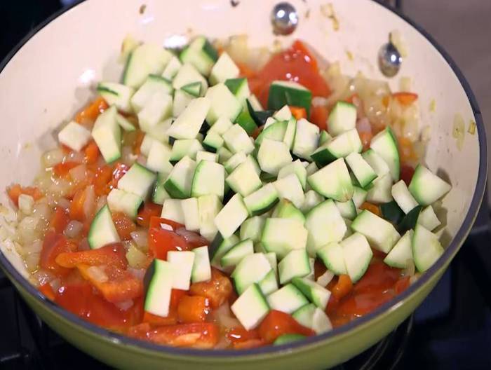 Кускус с баклажаном, цукини и перцем чили 