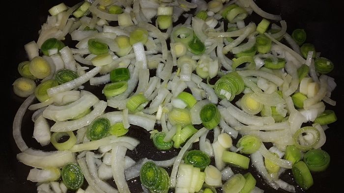 Пироги слоёные со шпинатом, листовой капустой и луком пореем