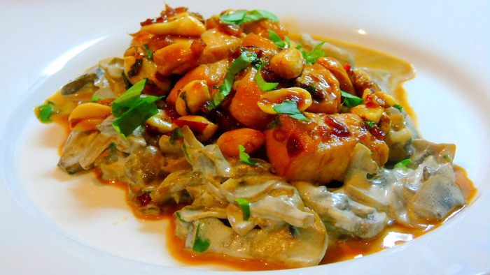 Карамелизированная курица на грибной подушке
