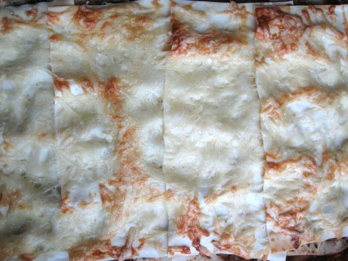 Лазанья с рагу болоньезе (ragù alla bolognese), грибами и моцареллой