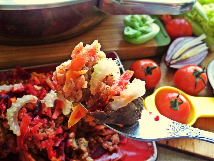 Куриная печень с овощами и гречкой