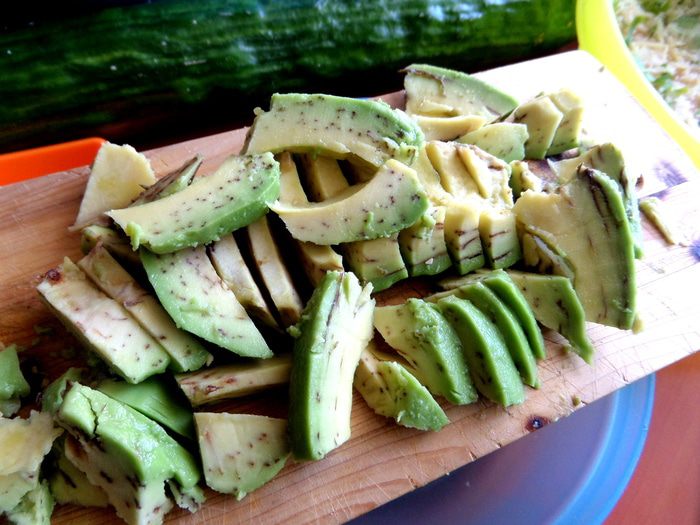 Сырный салат с оливками и авокадо