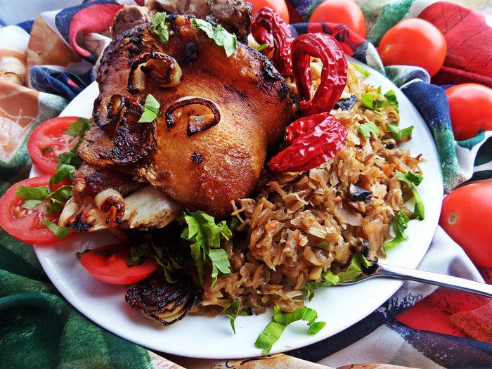 Рулька с разной капустой и грибами