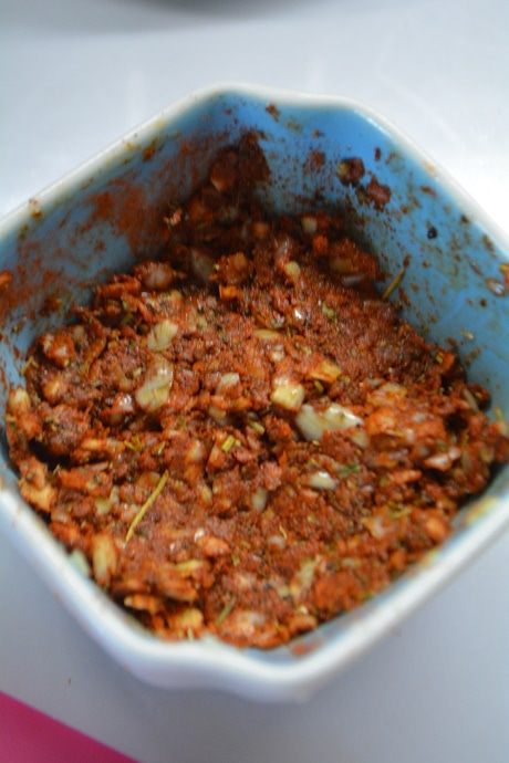 Скумбрия, запеченная с паприкой и чесноком